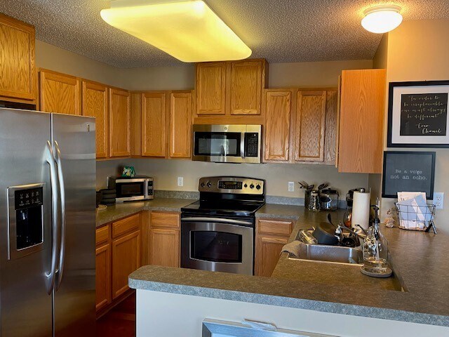 Loads of cabinets with stainless steel appliances - 5119 Farnham Dr N