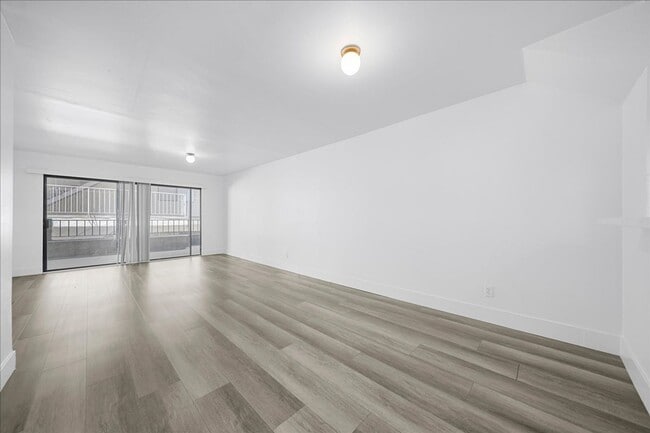 Building Photo - 448 W Windsor Rd Unit 05