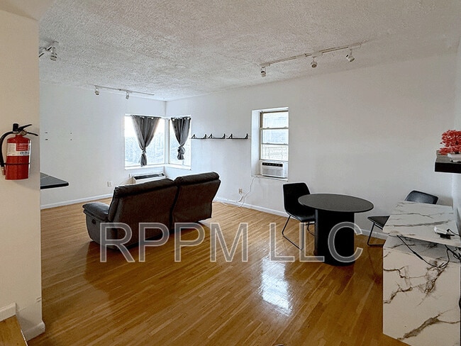19-31 Lyons Ave #612
