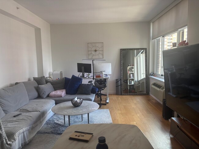 Building Photo - 110 1st St Unit 29a Rental