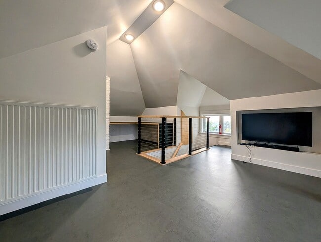 Building Photo - 730 N 16th Ave E Rental