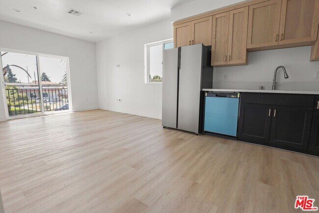Photo - 1265 Browning Blvd Unidad 1/2