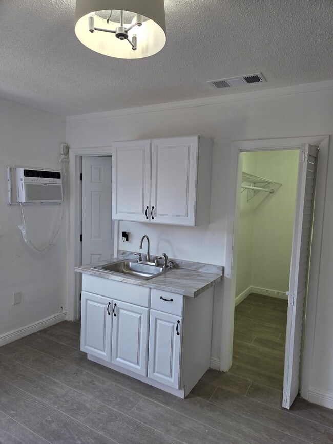 Sala principal 2 - 448 E 40th St Unidad Efficiency