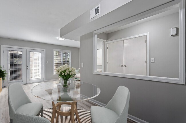 Photo - Beautifully Renovated Townhouse Near Downt...