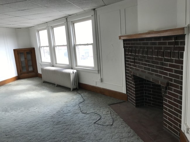 LIVING ROOM/fireplace plenty windows - 2934 Market St Unit 1
