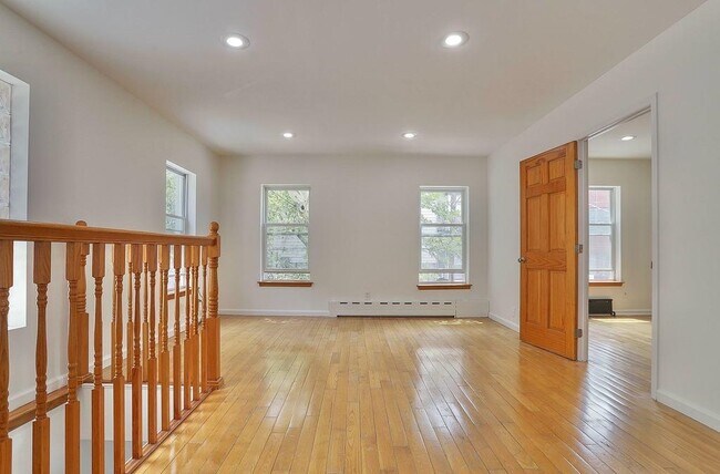 Building Photo - 108 Hutton St Unit 2nd Fl