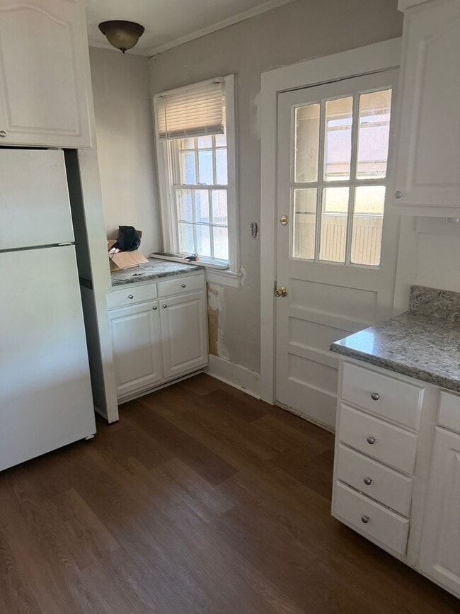 Photo - 3 bedroom, 1 bathroom house on Central Ave