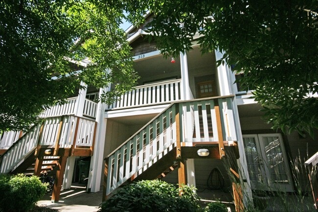 Building Photo - 3 bedroom 3.5 bath town home