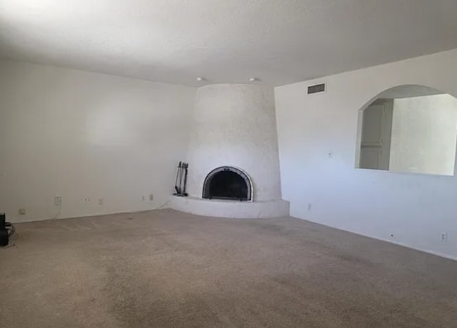 2409 E Jensen St