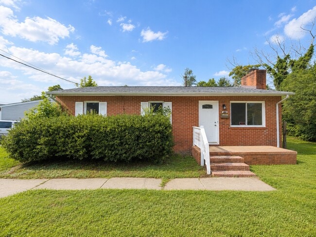 Building Photo - 405 Institute Dr