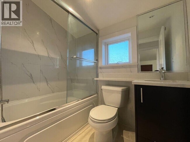 Photo - 2258 Fraserview Dr