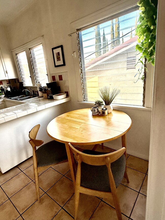 Photo - 1611 Talmadge St Unit Upstairs 3