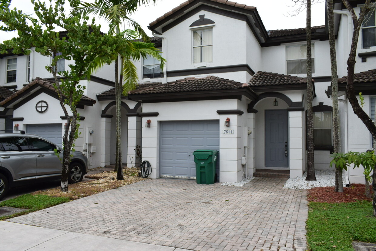 Front of structure - 7611 NW 115th Ct (Doral, FL)