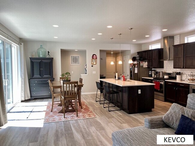 Photo - Impressive Newer House In Mosaic