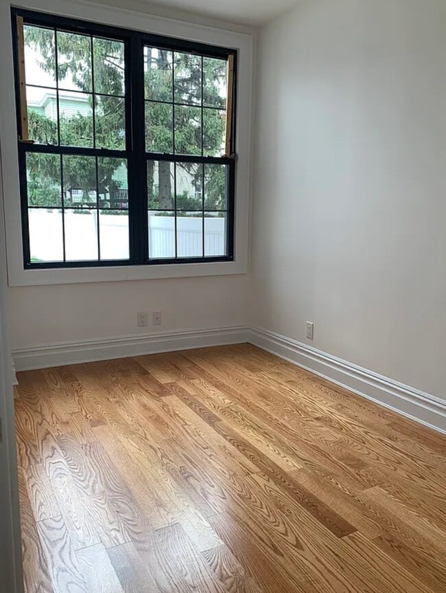 18-68 Linden St Unit 1R