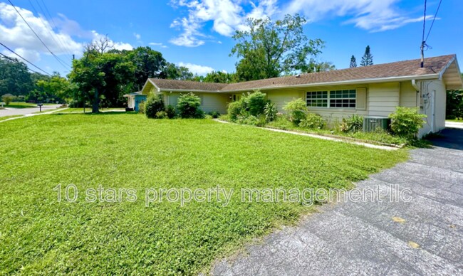 Photo - 900 Wellington Dr House