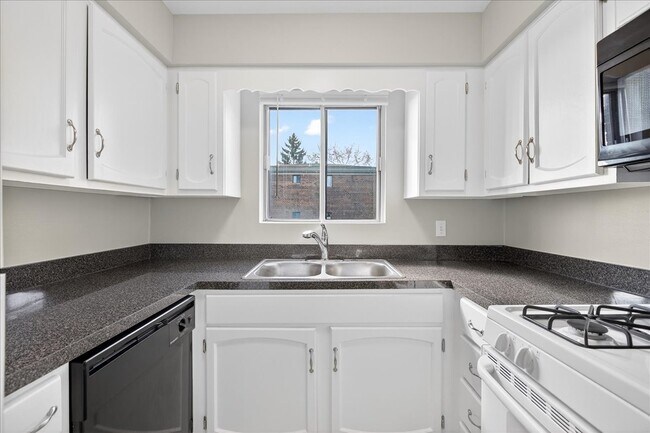 Photo - 604 W 65th St Unit 4