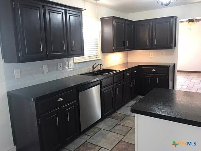 Building Photo - 419 Tomahawk Dr