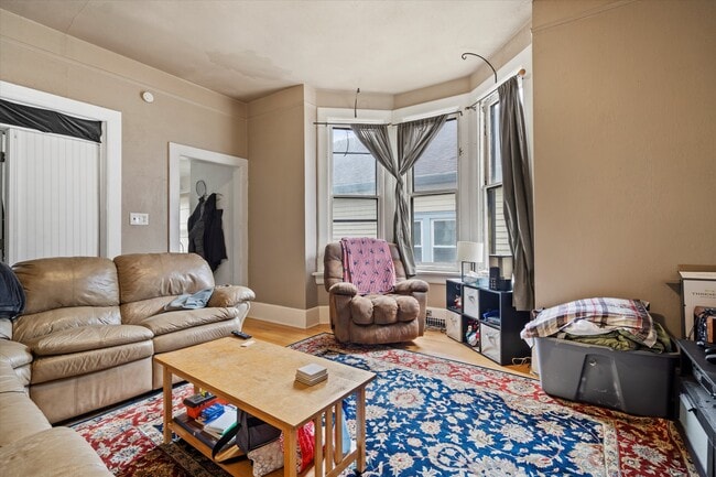 Building Photo - 3217 N Newhall St Unit Lower