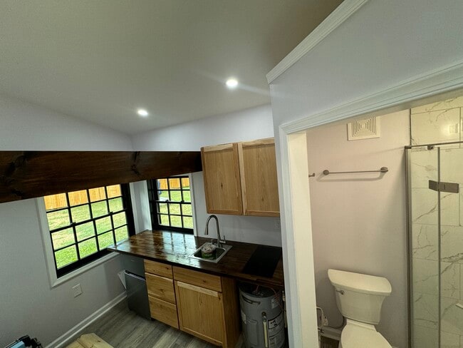 Building Photo - 1608 Laurel Grove Rd Unit Tiny studio