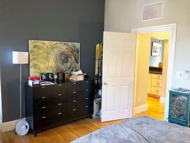 Photo - 220 W Springfield St