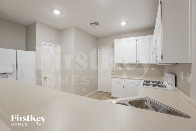 Photo - 8309 Cavaricci Ave