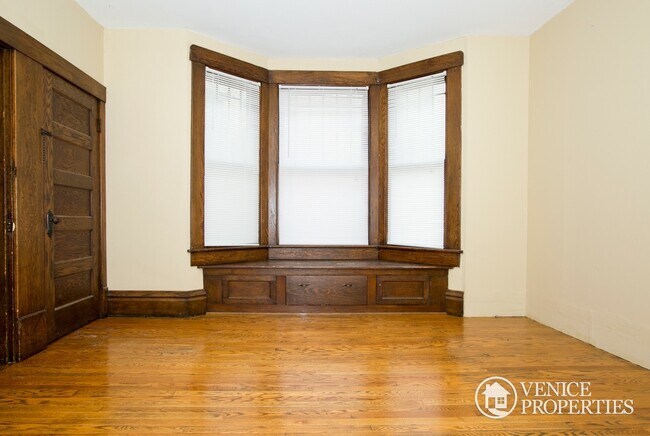 Photo - 170 E Oakland Ave