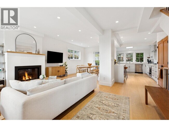 Photo - 230 28th St E