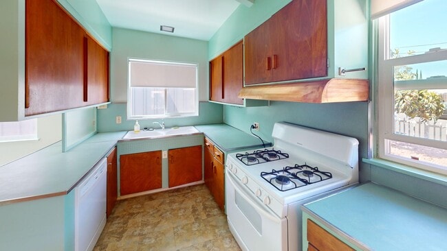Photo - 3 Bed, 2 Bathroom home with large enclosed...