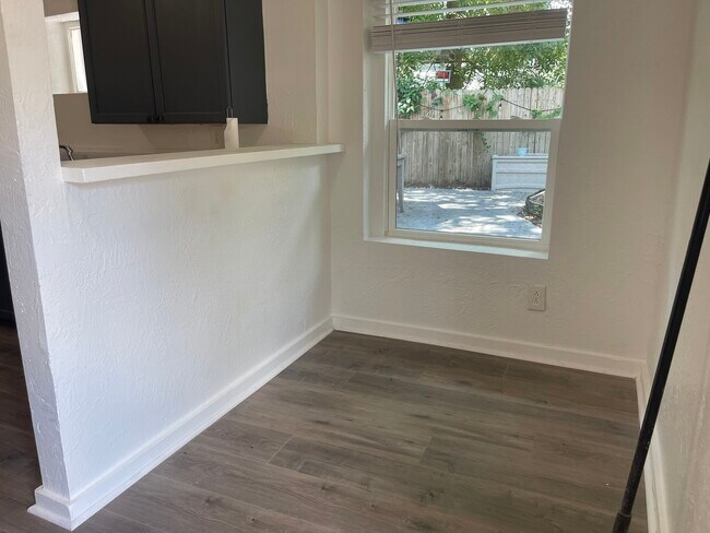 Photo - 905 E Crenshaw St