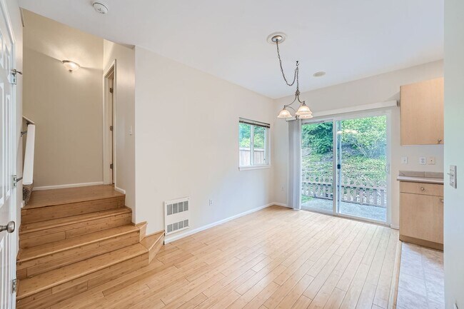 Photo - 3bed/2.5 End Townhome Unit with Attached Garage in Renton!