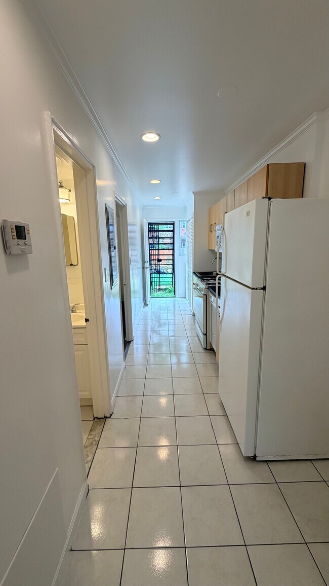 1735 Gales Pl NE Unit 1