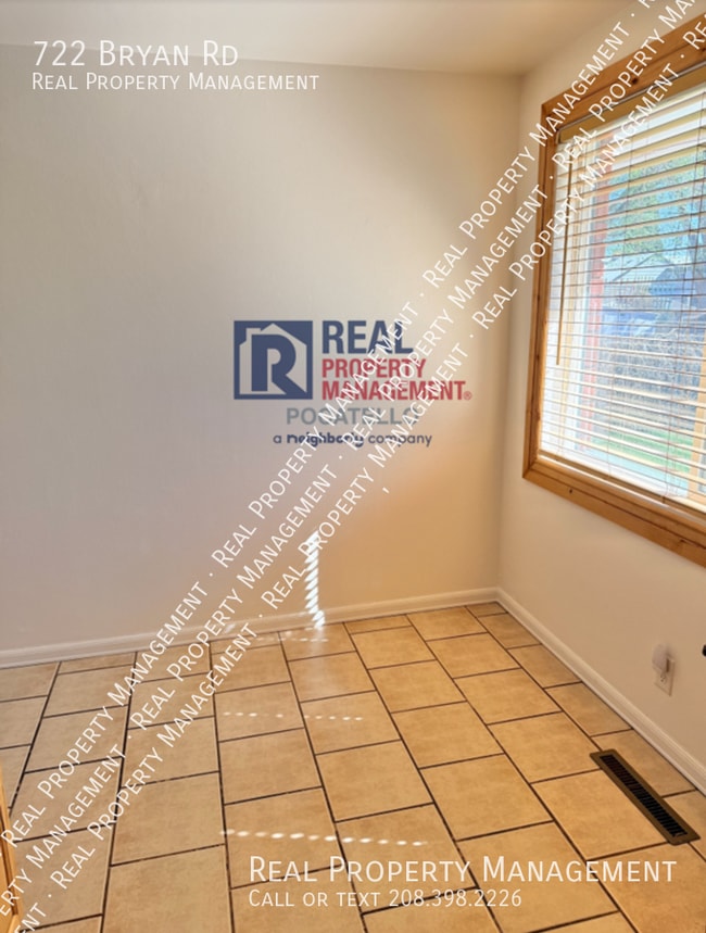Photo - 722 Bryan Rd