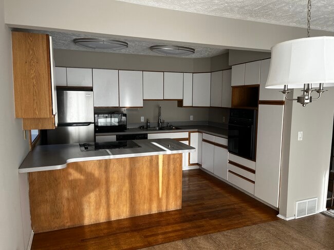 Mucho espacio de almacenamiento en la cocina - 13809 Greenfield Rd