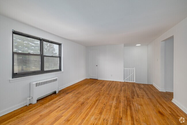 1BR, 1BA - 698SF - Living Room - Maybrook Garden Apartments
