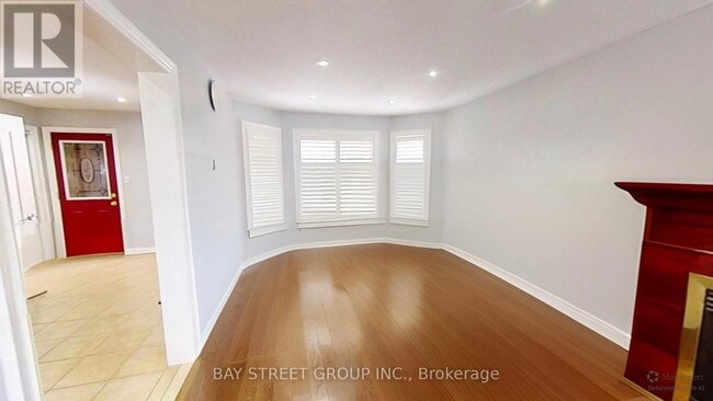 Photo - 98 Royalpark Way