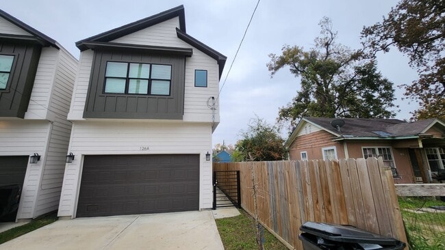 Building Photo - 126 Amundsen St