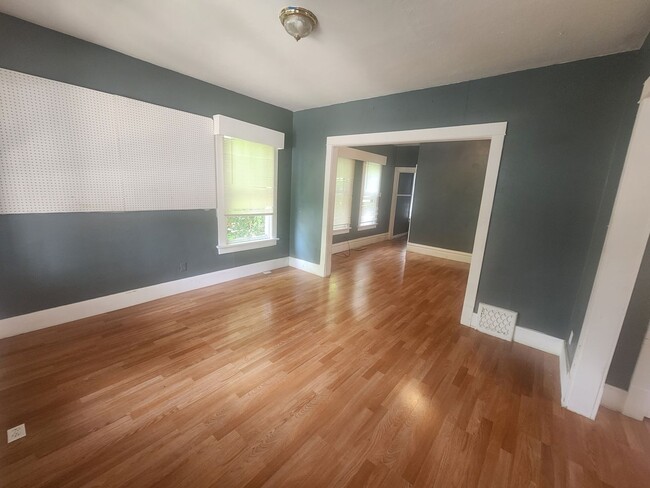 Building Photo - Huge 5 bed 2 bath home for rent