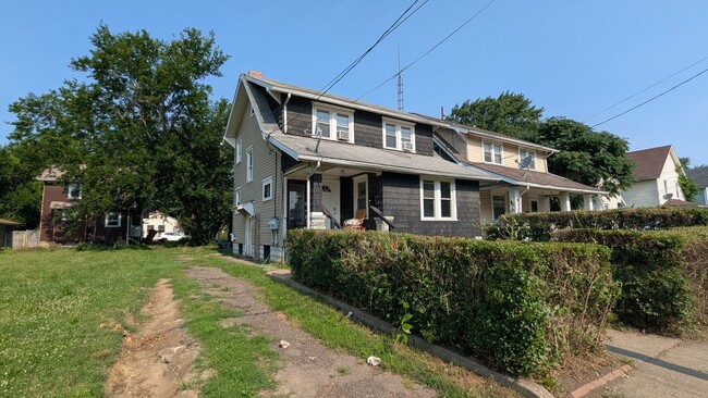 Building Photo - 1371 Stark Ave SW Unit 1
