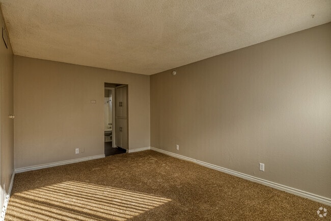 1BR, 1BA - 708SF - Living Room