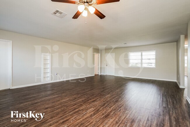 Photo - 21586 Edgewater Dr