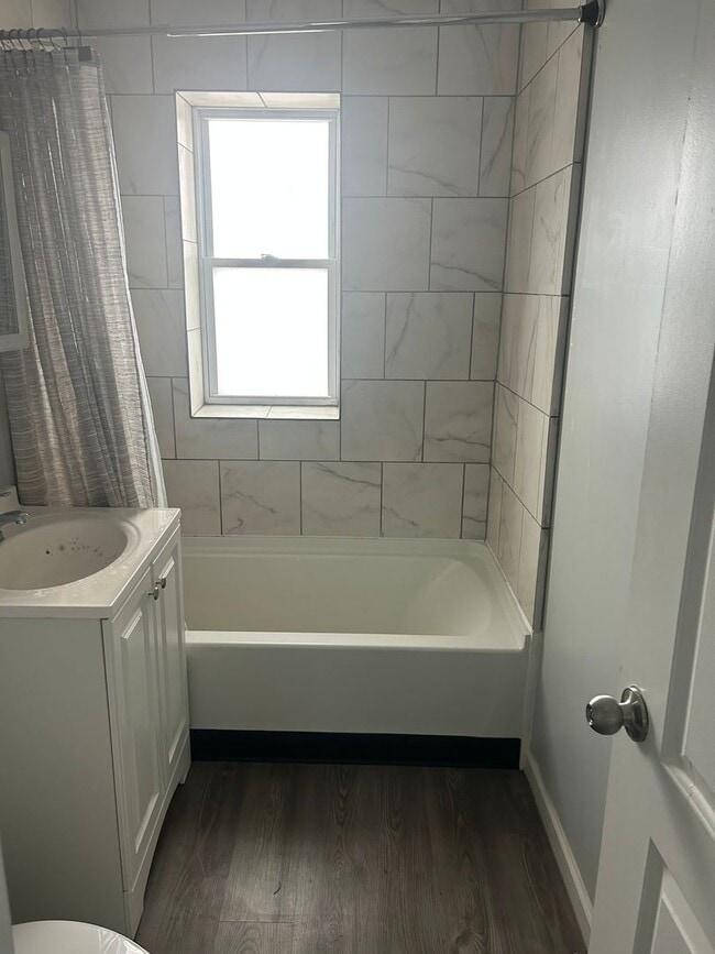 Photo - 1bd Apt e 185th/Lakeshore Blvd Section 8 Unidad 11