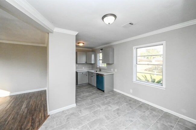 Photo - 1411 Laskey St