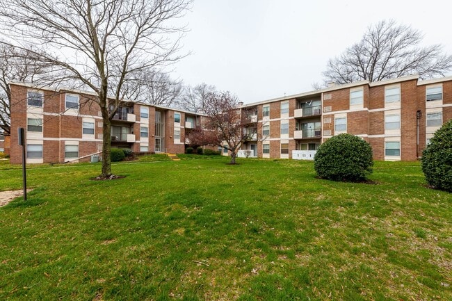 Photo - Looking for a 2 bedroom (1 bed w Den/additional small bedroom) Unit T1