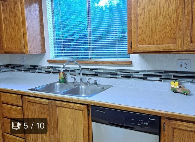 Photo - 857 Henshaw Ave