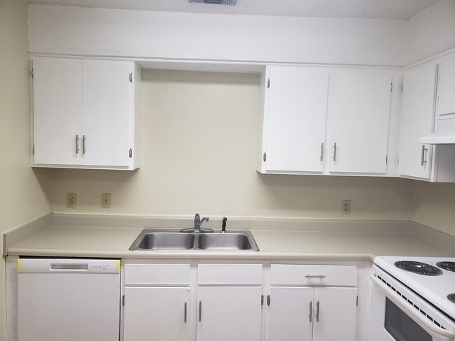 Kitchen with refurbished cabinets - 32A 5th St Unit 32 A 5th St