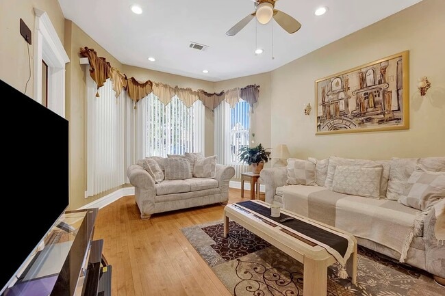 Photo - 4143 W Roscoe St