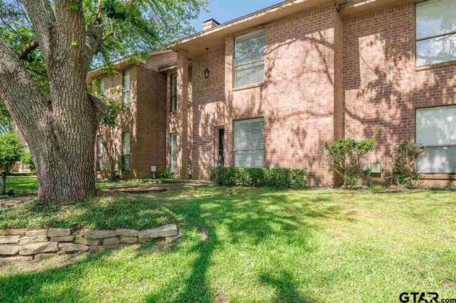 Photo - 5825 Hollytree Dr