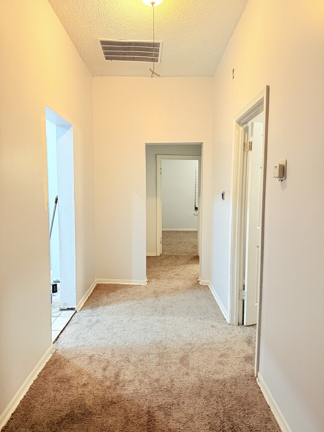 Photo - 1051 College St