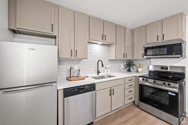 2BR, 1.5BA - 879SF - Kitchen